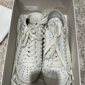 Stuart Weitzman size 36 Goldie convertible white